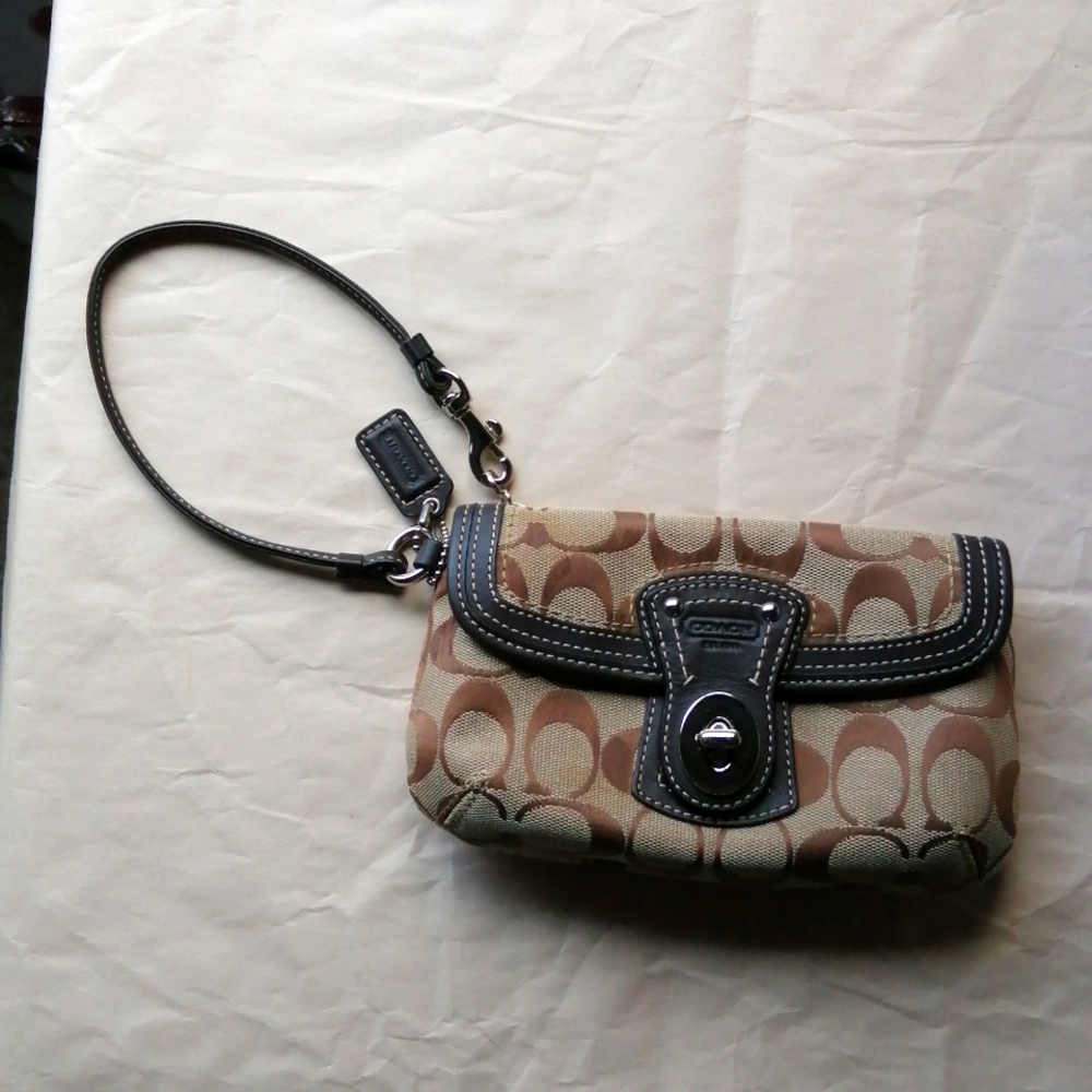 Wristler in signature canvas